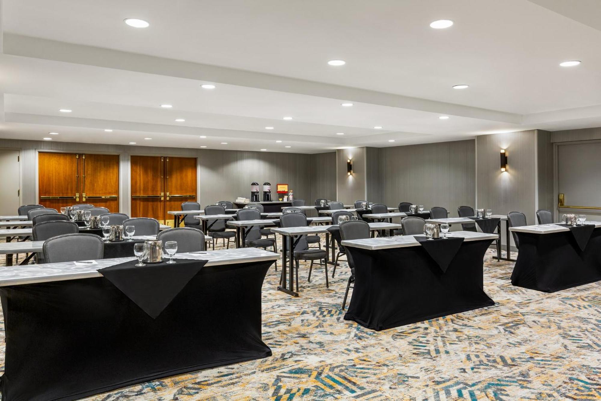 Crowne Plaza Seattle Newly Renovated With No Resort Fee Exterior photo